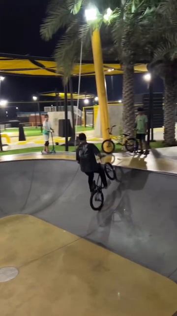 Kostya putting on a clinic! #bmx #bmxpark