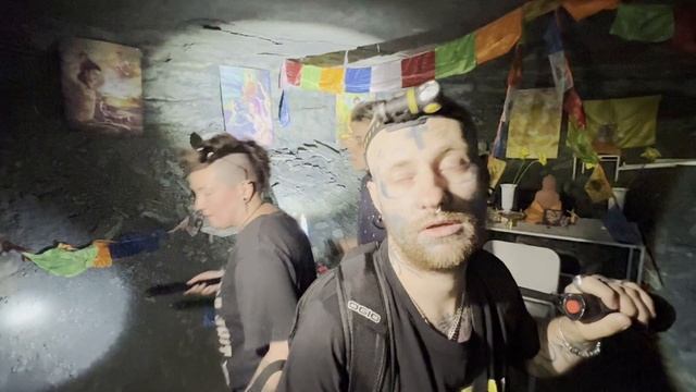 Затащили девчонок под землю