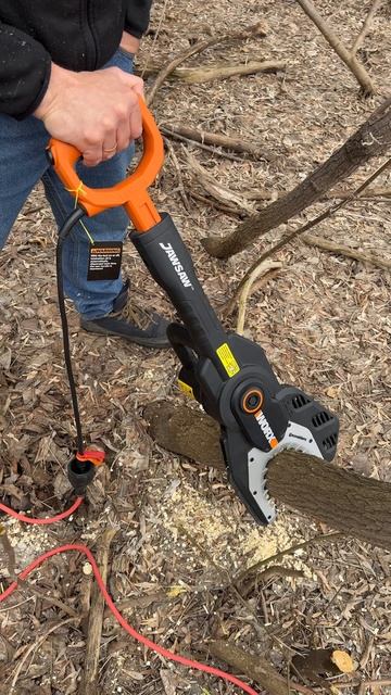 Электропила цепная Worx WG307E с закрытой пильной системой jawsaw
