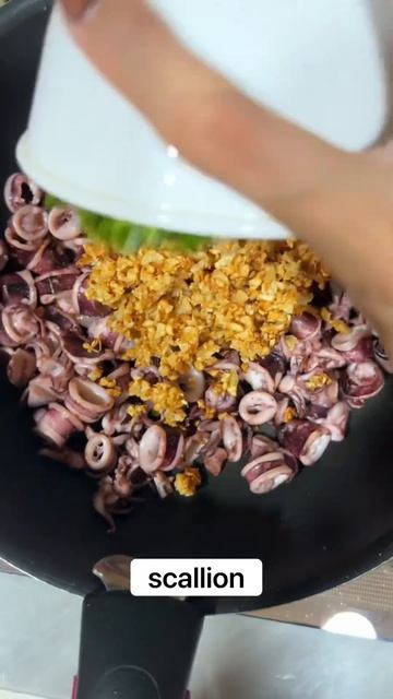 របៀបធ្វើមឹកលីងខ្ទឹមស-How to make a yummy fried squid with garlic
