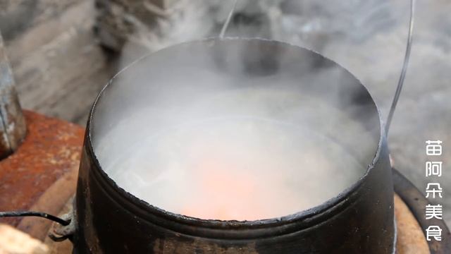 牛粪铁锅炖牛肉 ，这种操作也能行，蘸点辣椒水，苗大姐肚皮都快撑破了！【苗阿朵美食】