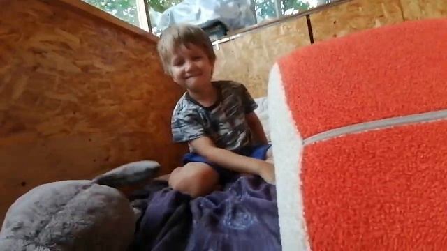 дом из подушек