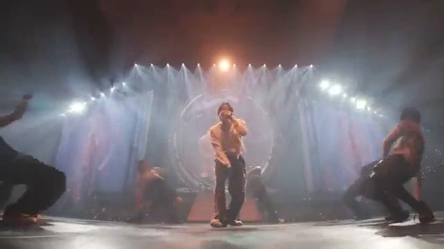 J-HOPE performing his new single MONA LISA in Mexico City. Look at the audience