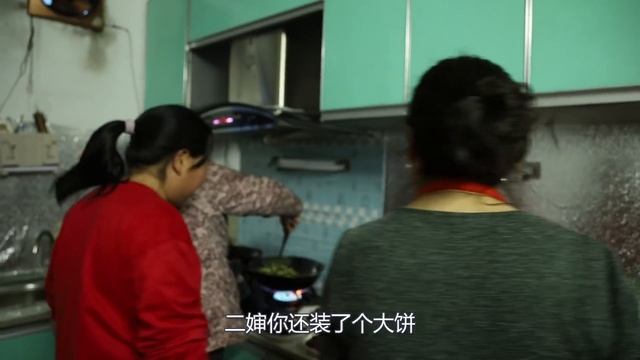 胖妹赶早集，凌晨五点卖西瓜，零头直接不要，卖西瓜像送西瓜~【陈说美食】
