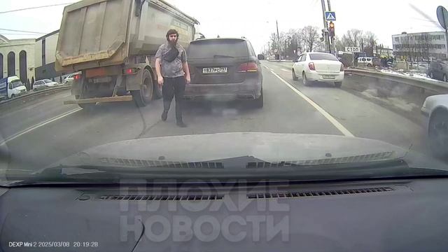 Бородач начал бычить из-за того не дали вклиниться в поток !!!