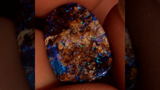 3,50 ct Boulder opal (blue sparkles)