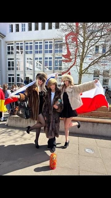 Новый тренд в Польше: танцы с Российскими флагами