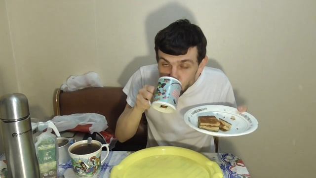 ОБЖОР НА БАБУШКИН ПИРОГ С КЛУБНИЧНЫМ ДЖЕМОМ, КРЕПКИЙ ЧЕРНЫЙ ЧАЙ