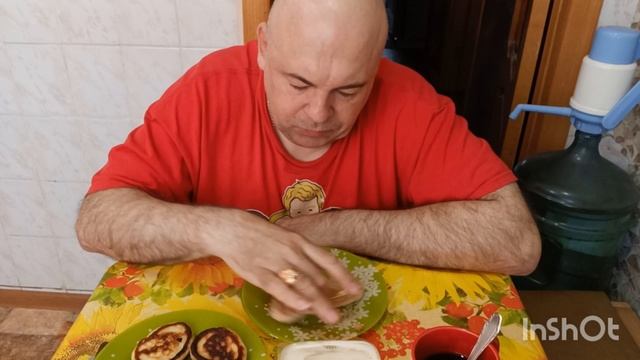 Мукбанг. Бутерброды с паштетом, оладьи с домашней сметаной и кофе с шоколадным сиропом. Стояние Зои.