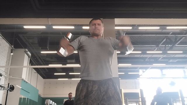 Закачиваю больное плечо гантелями 4 кг. Вроде бы всё идёт по плану.
