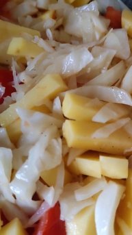 На обед тушим картошку со свежей капустой и приготовим салат из свежей свеклы. Это просто 🔥
