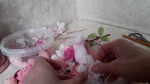 Розовый пасхальный декор.
