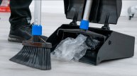 Эргономичный пластиковый совок для уборки