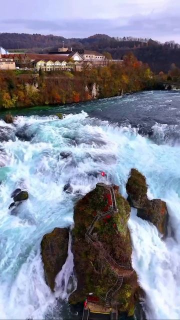 Райнфалль  - водопад на реке Рейн в Швейцарии.