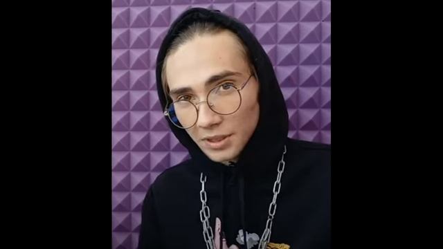 по полю идут цветы