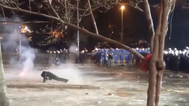 Отжимался на зло режиму под огнем резиновых пуль.