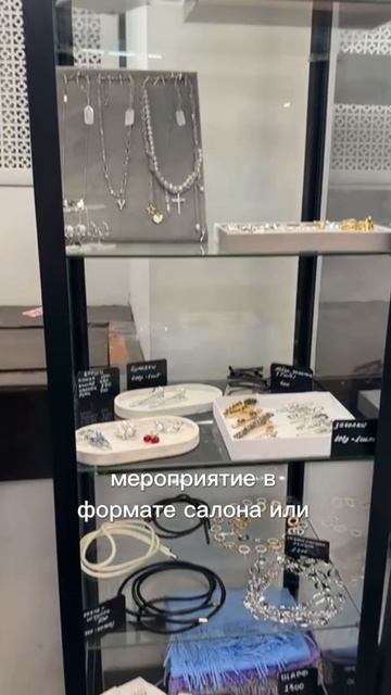 Должна ли женщина вдохновлять мужчину? 
Нет!!!!!!!!!!!!!!!!!!!!!!!!!!!!!!!!!!!!!!!!!!!!!!!!!!!!!!!!!