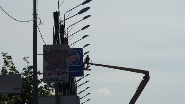 Кузинский мост украсили флагами Украины. Харьков 11.05.14..