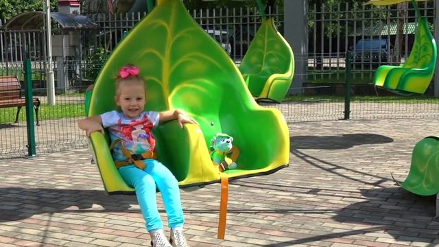 Детская площадка в парке аттракционов и игрушки Щенки