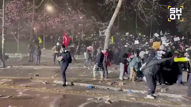 Акции протеста в Турции набирают обороты после ареста мэра Стамбула Экрема Имамоглу.