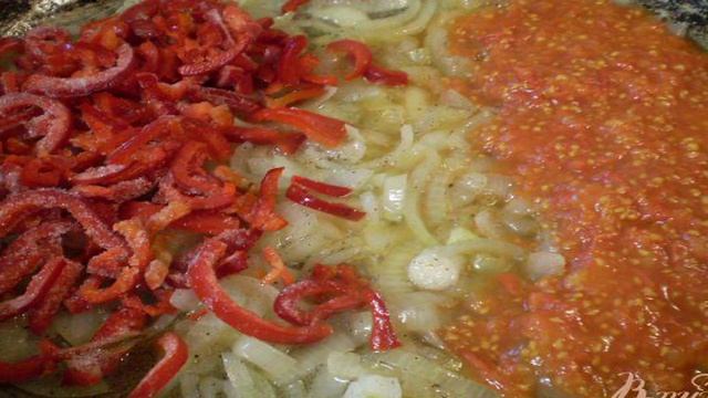 Стручковая фасоль с луком в томате