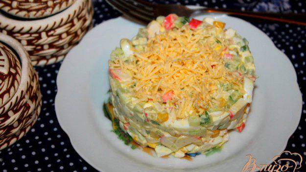 Салат из крабовых палочек, огурца, кукурузы и плавленого сыра