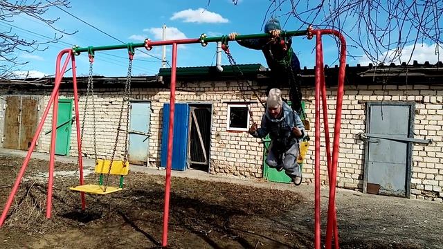 Как сильно можно раскачаться на качелях часть 2