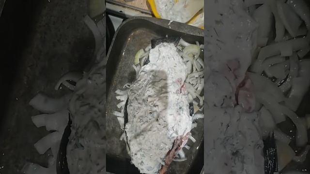 Карась жареный с грибами и луком под сметаной.