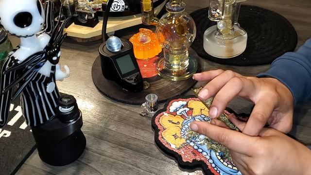 How To Roll And Smoke 🚬  a Blunt!!