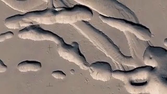 Полет над Марсом. Цвета изображений "ложные", что бы лучше изучать поверхности красной планеты.