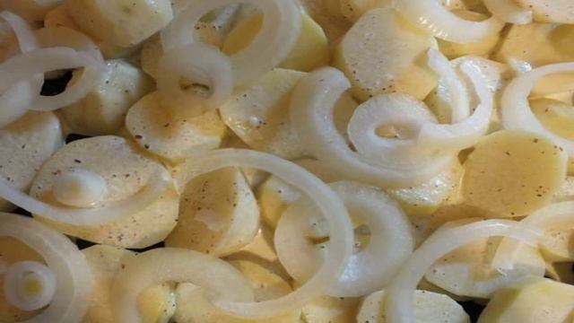 Острый картофель с тимьяном под сыром
