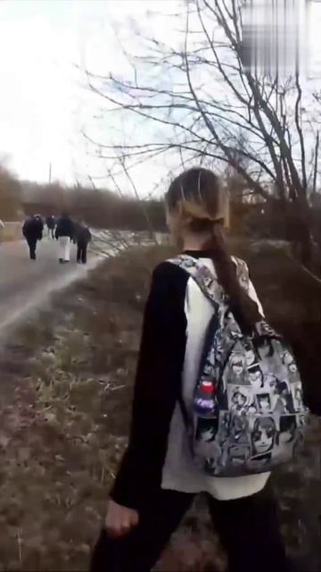 В Нижегородской области школьница пыталась разломать надгробие ради популярности в соцсетях