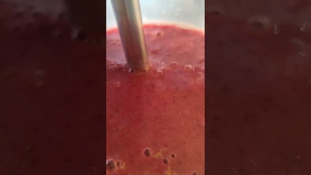 Клубнично-банановое смузи😋😋😋.