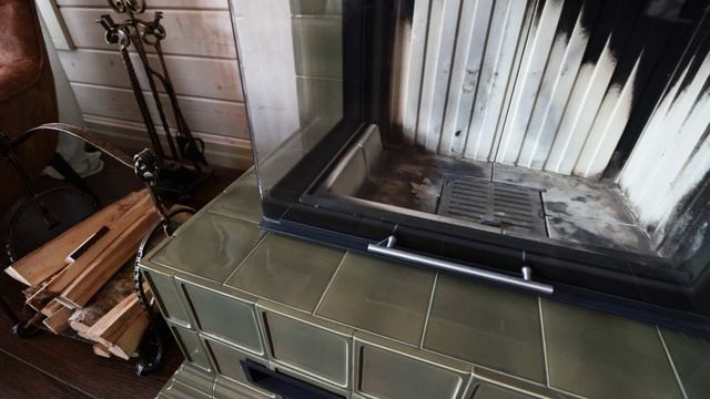 Камин с угловой топкой в изразцовой облицовке 