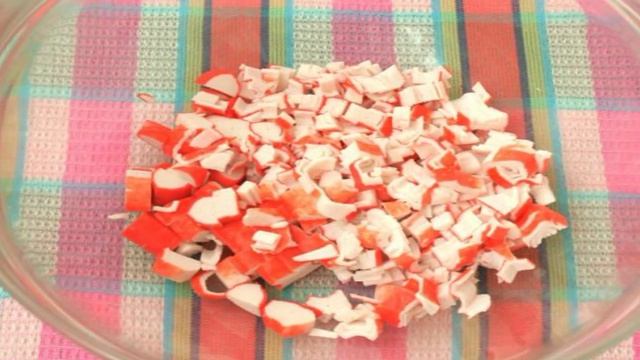 Салат с крабовыми палочками, манго и киви