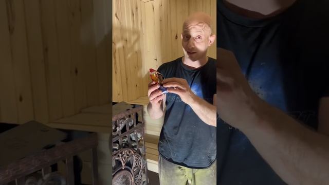 Андерс втихаря пытается съесть шоколадку от Хелены из Германии