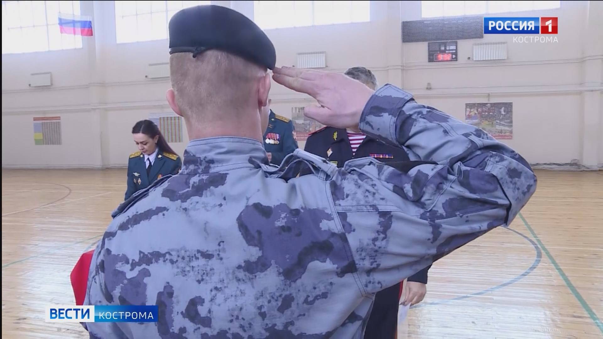 Отличившимся гвардейцам в Костроме вручили медали и часы с символикой региона