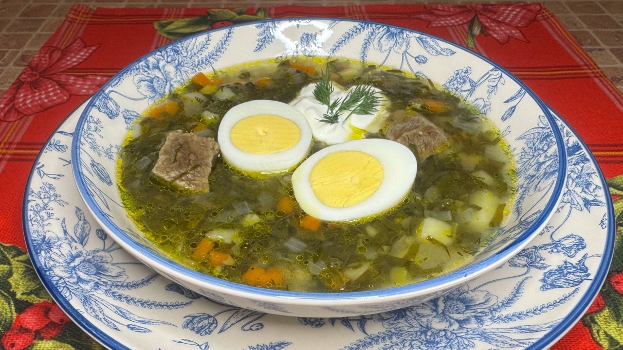 Щи щавелевые или зелёные щи на говядине.