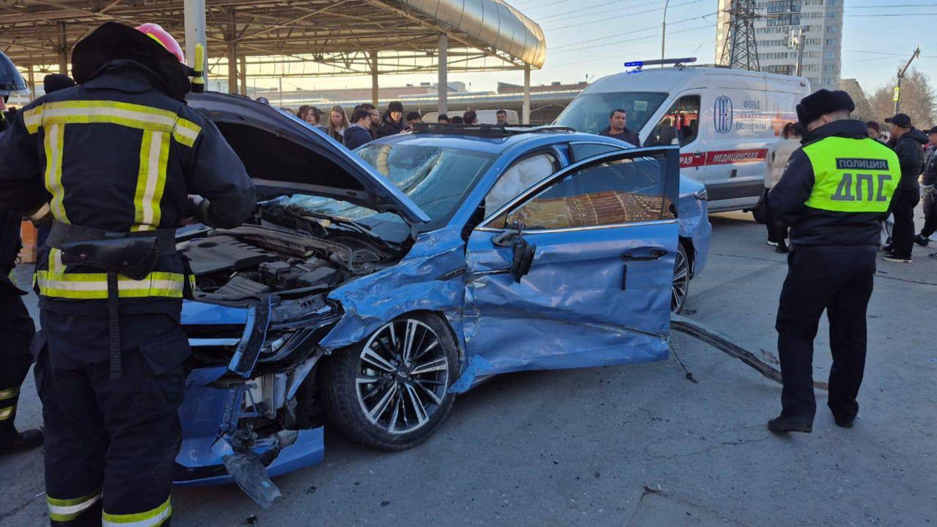 В Екатеринбурге седан влетел в толпу пешеходов