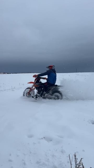 Засадили квадрик, снега много, но я еду)