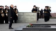 Владимир Путин возложил цветы к монументу «Защитникам заполярья»