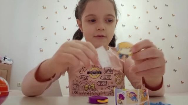 Анна  снимает распаковку маленьких Киндеров)
