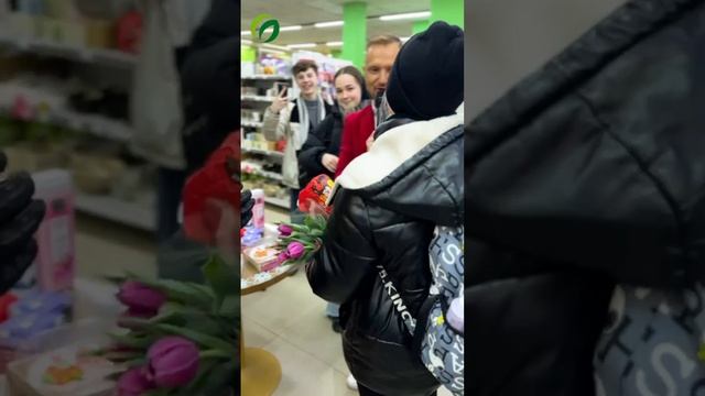 Как мы дарили тюльпаны за самые прекрасные улыбки | Поздравление покупательниц "Слаты" с 8 Марта