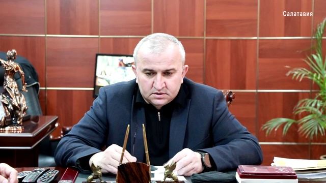 Глава района передал государственные награды ветерану и семьям погибших участников СВО