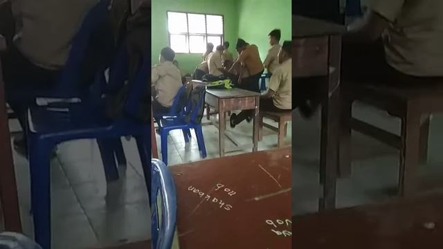 Asik nonton bokep di sekolah