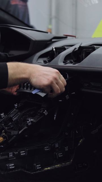 Lamborghini  Huracan у нас в работе. Модернизация элементов салона кованым карбоном в нашей студии!