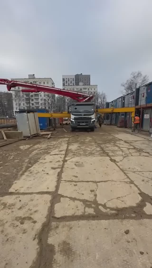 Работа автобетононасоса с длиной стрелы 62 метра