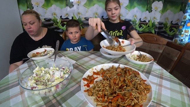 мукбанг удон с курицей