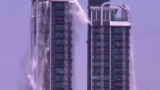 В Бангкоке при землетрясении бассейны, расположенные на крышах высотных зданий