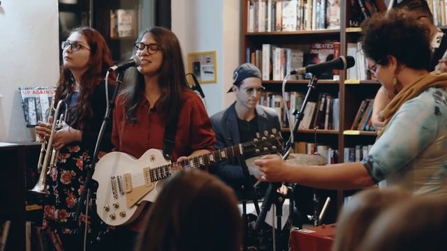 #41 In Between Books: Lenka Tomišková & Flowers